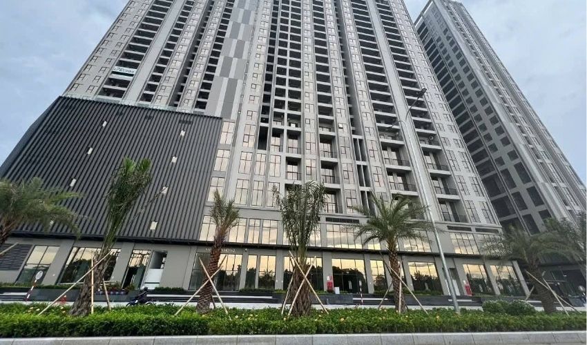 Bên ngoài tòa chung cư Hinode Royal Park được bàn giao Full kính hiện đại